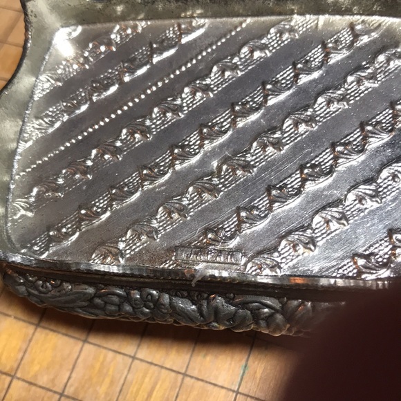 Embossed Silver Metal Jewelry Box Courting Couples GVC Japan 3.75”Lx2.5”Wx2”H - Picture 10 of 12